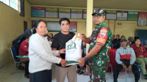 Komitmen TNI Dalam Mendukung Pembangunan Infrastruktur Pedesaan, Sertu Wayan Rana Antusias Bantu pengukuran Jalan