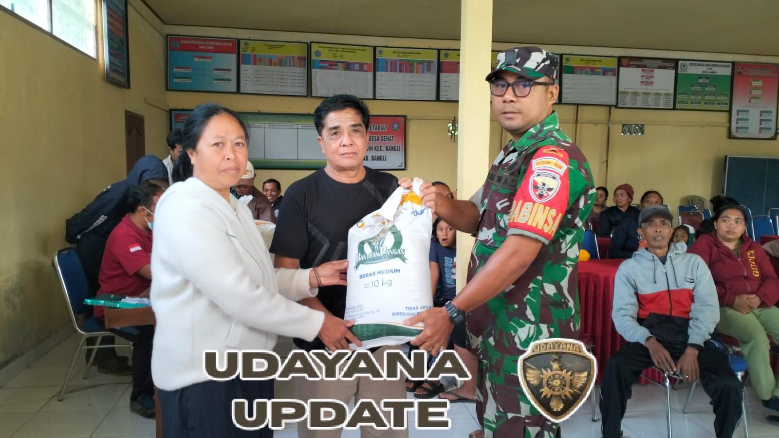 Komitmen TNI Dalam Mendukung Pembangunan Infrastruktur Pedesaan, Sertu Wayan Rana Antusias Bantu pengukuran Jalan