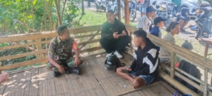 Usai Monitor Wilayah, Babinsa Kecamatan Detusoko Komsos Bersama Warga