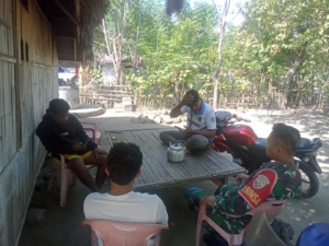 TNI Aktif di Tengah Warga, Babinsa Lakukan Komsos dan Pemantauan Wilayah di Ngalukoja