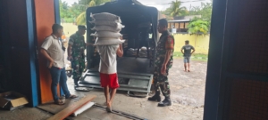 Serka Iginu Lopez dan Serka Rahmat Hidayah Tinjau Langsung Penyaluran Bantuan Beras di Ende