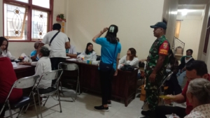 Peduli kesehatan masyarakat, Babinsa Desa Bukit monitoring kegiatan pengobatan gratis.