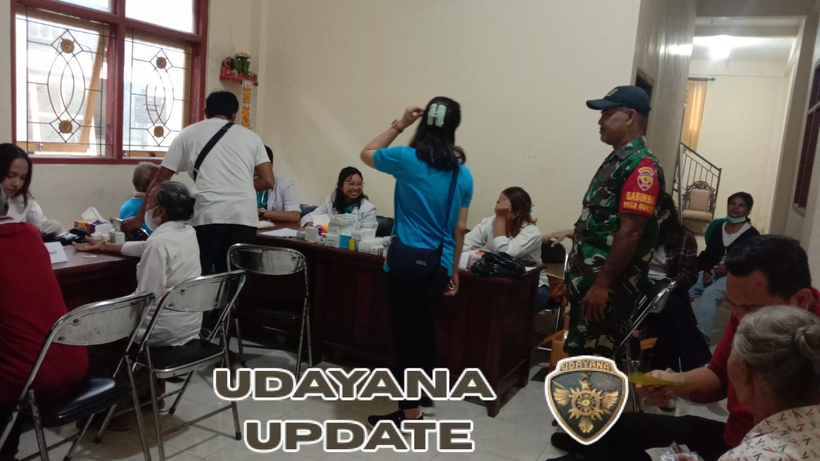 Peduli kesehatan masyarakat, Babinsa Desa Bukit monitoring kegiatan pengobatan gratis.