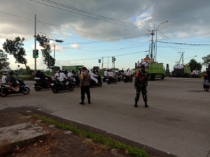 Sinergi Babinsa Semarapura Kangin dalam Melaksanakan Pengawalan Melasti