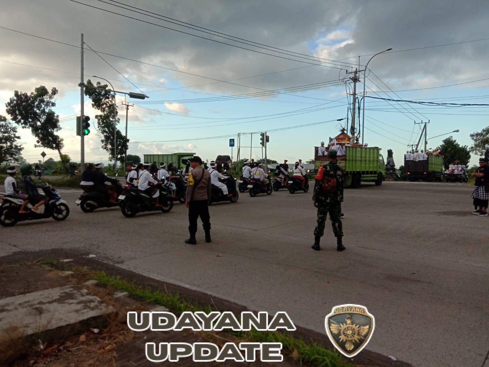 Sinergi Babinsa Semarapura Kangin dalam Melaksanakan Pengawalan Melasti