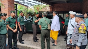 Wujud Kepedulian Wilayah Binaan, Babinsa Singakerta Terlibat Langsung dalam Kegiatan Adat Masyarakat