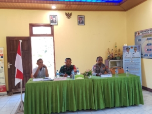 Babinsa Ponain Bantu Persiapkan Desa Menyambut HUT RI