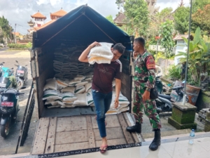 Babinsa Koramil 1616-06/Tegallalang Amankan Penyaluran 408 Sak Beras dari Bulog