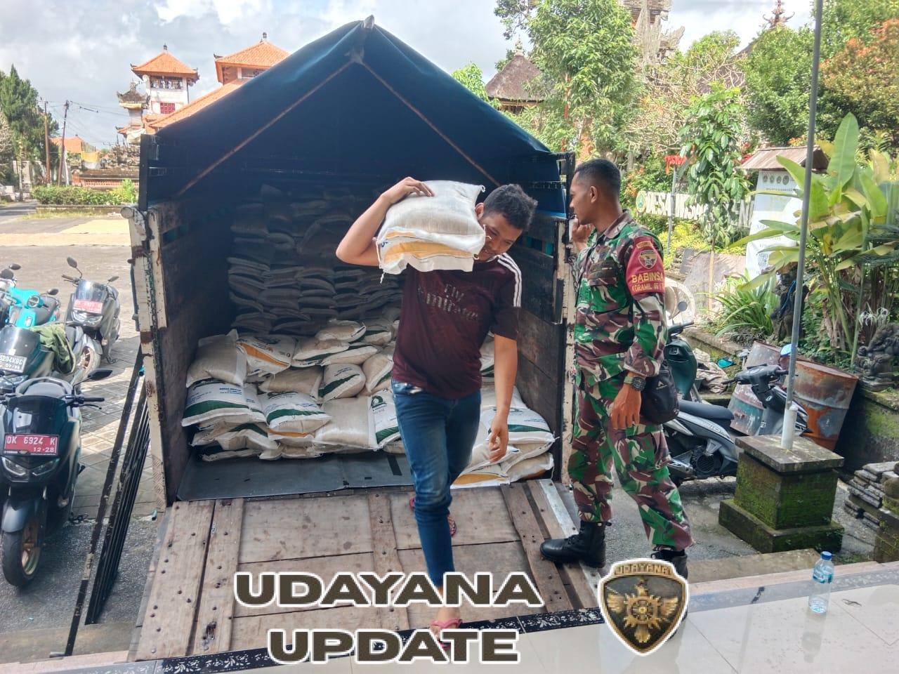 Babinsa Koramil 1616-06/Tegallalang Amankan Penyaluran 408 Sak Beras dari Bulog