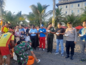 Lestarikan Satwa Langka, Muspika Buleleng Lepas 35 Tukik di Pantai Tambak Sari