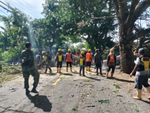 Wujud Sinergi Lintas Sektor, Babinsa Kalianget Kawal Pemangkasan Pohon Demi Keselamatan Warga.