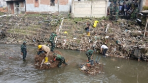 Dandim Mataram dan Sekda Mataram Pimpin Pembersihan Puing Pascabanjir
