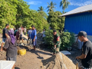 Wujud Nyata Kemanunggalan TNI-Rakyat, Babinsa Bantu Bangun Rumah Layak Huni
