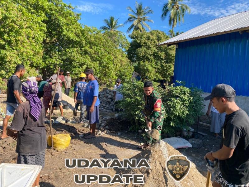 Wujud Nyata Kemanunggalan TNI-Rakyat, Babinsa Bantu Bangun Rumah Layak Huni