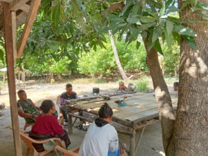 Hadir di Tengah Warga, Babinsa Kodim 1602/Ende Dorong Sinergi untuk Ketertiban Desa