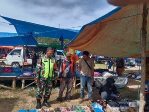 Babinsa Maurole Sambangi Pedagang dan Pembeli Pasar Detukeli