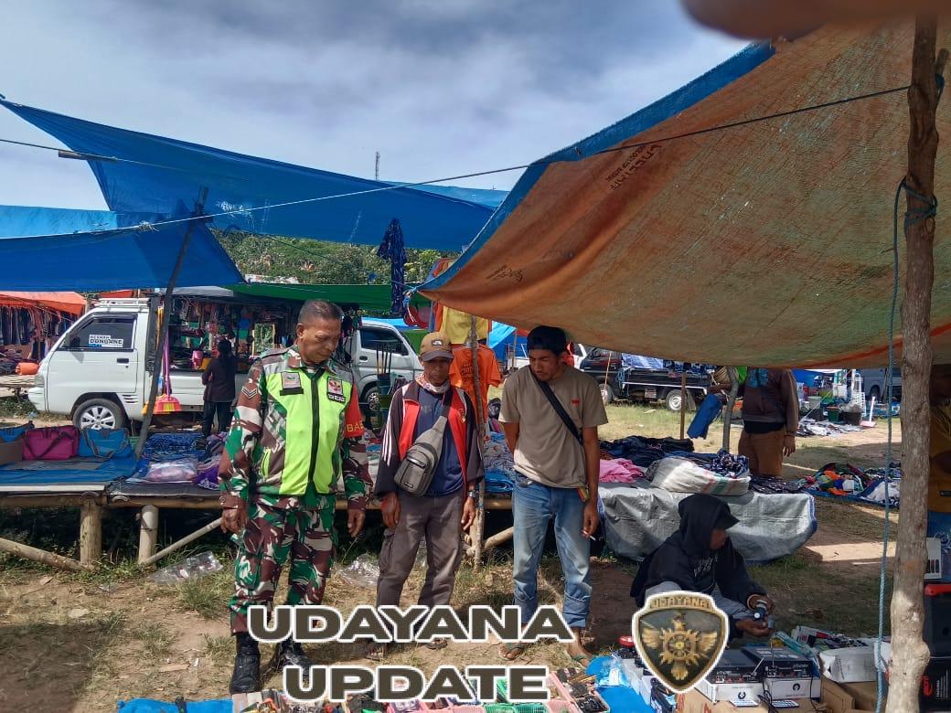 Babinsa Maurole Sambangi Pedagang dan Pembeli Pasar Detukeli