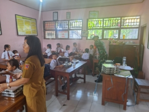 Babinsa 1623-01/Karangasem kawal pendistribusian logistik MBG.