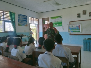 Babinsa 1621-02/Abanteng Edukasi Siswa SMAN Banat tentang Wasbang dan Bela Negara