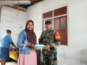 Babinsa Turut Sukseskan Pembagian Makanan Bergizi untuk Warga Rentan Gizi