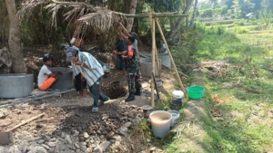 Jalin Kedekatan Emosional, Babinsa Bantu Gali Tanah Untuk Sumur