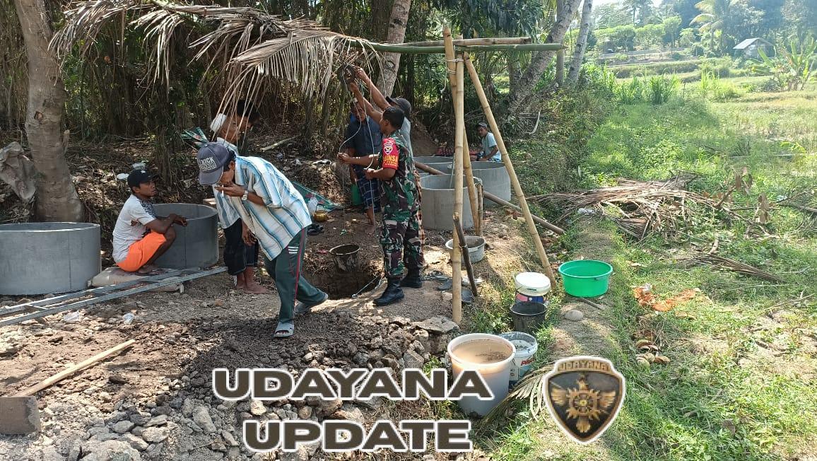 Jalin Kedekatan Emosional, Babinsa Bantu Gali Tanah Untuk Sumur