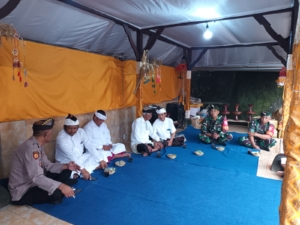 Kehadiran Personel Koramil 1623-04/Sidemen di Upacara Keagamaan Pura Dalem Suci Kikian
