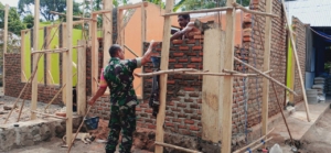 Babinsa Turun Tangan Bantu Pemasangan Tembok Rumah Warga di Desa Bandar