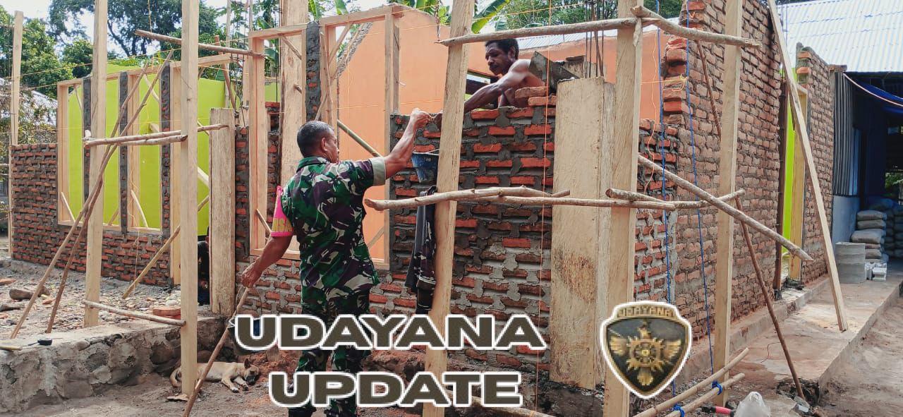 Babinsa Turun Tangan Bantu Pemasangan Tembok Rumah Warga di Desa Bandar