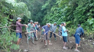 Serda Wayan Budiarta Bersama Masyarakat Bersihkan Rumput Liar di Ruas Jalan Desa