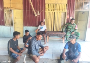 Giat Komsos di Watukamba, Babinsa Tekankan Pentingnya Keamanan dan Ketertiban Lingkungan