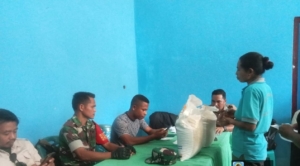 Babinsa Koramil 1612-03/Reok Hadiri Penerimaan Bantuan Hanpangan di Desa Robek