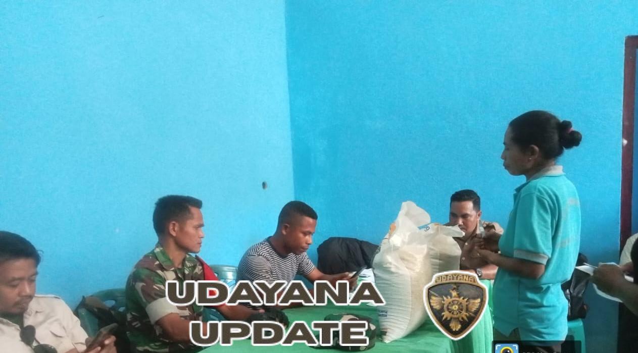 Babinsa Koramil 1612-03/Reok Hadiri Penerimaan Bantuan Hanpangan di Desa Robek