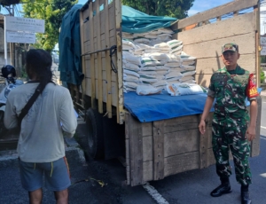 178 Paket Beras CBP Disalurkan, Babinsa Batuan Kaler Awasi Agar Tepat Sasaran