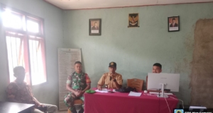 Babinsa Hadir di Tengah Warga, Kawal Penyaluran Beras untuk Keluarga Kurang Mampu