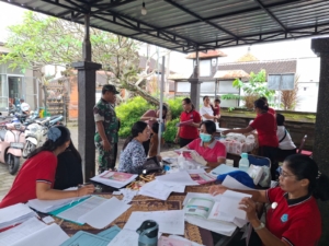 TNI Hadir di Tengah Masyarakat, Babinsa Gianyar Jaga Ketertiban Penyaluran Bantuan Sosial