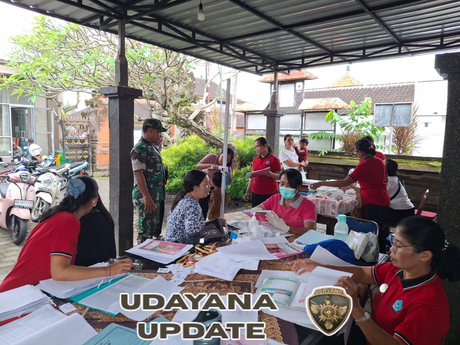 TNI Hadir di Tengah Masyarakat, Babinsa Gianyar Jaga Ketertiban Penyaluran Bantuan Sosial