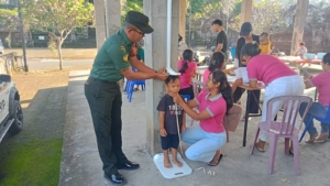 Babinsa Koramil 1616-01/Gianyar Turun Langsung Dukung Program Posyandu Terpadu