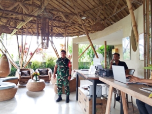 Babinsa Buahan Ajak Scurity Daun Lebar Villa Tingkatkan Kewaspadaan Lingkungan