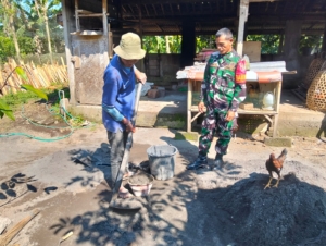 Babinsa Laksanakan Komsos Bahas Keamanan dan Ketertiban Lingkungan