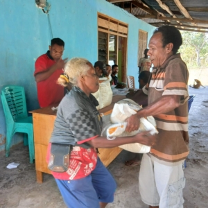 Bersama Aparat Desa, Babinsa Tanglapui Pastikan Bantuan Beras Tepat Sasaran