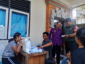 Sinergitas TNI dan Pemerintah Desa Sumita dalam Pembagian Beras Cadangan Pangan