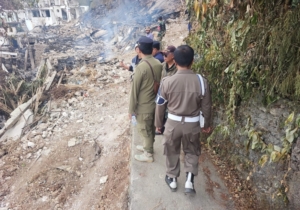 Babinsa Lakukan Upaya Pemadaman Api di Area Pembongkaran Bangunan Liar Pantai Bingin