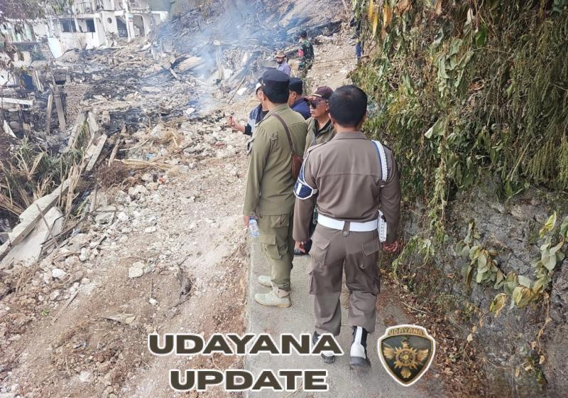 Babinsa Lakukan Upaya Pemadaman Api di Area Pembongkaran Bangunan Liar Pantai Bingin