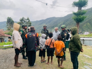 Merajut Kebersamaan, Satgas Yonif 743/PSY Hadir Sebagai Sahabat Masyarakat