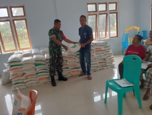 Sertu Donatus Kiri Pastikan Penyaluran Bantuan Beras Pemerintah Berjalan Lancar di Ende