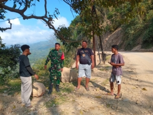 Komsos Humanis Babinsa Wolowaru di Pinggir Jalan, Bangun Kedekatan dengan Warga