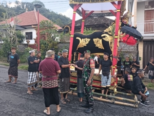 Babinsa Kelurahan Cempaga Hadir Berikan Rasa Aman pada Upacara Pitra Yadnya di Banjar Adat Brahmana Bukit