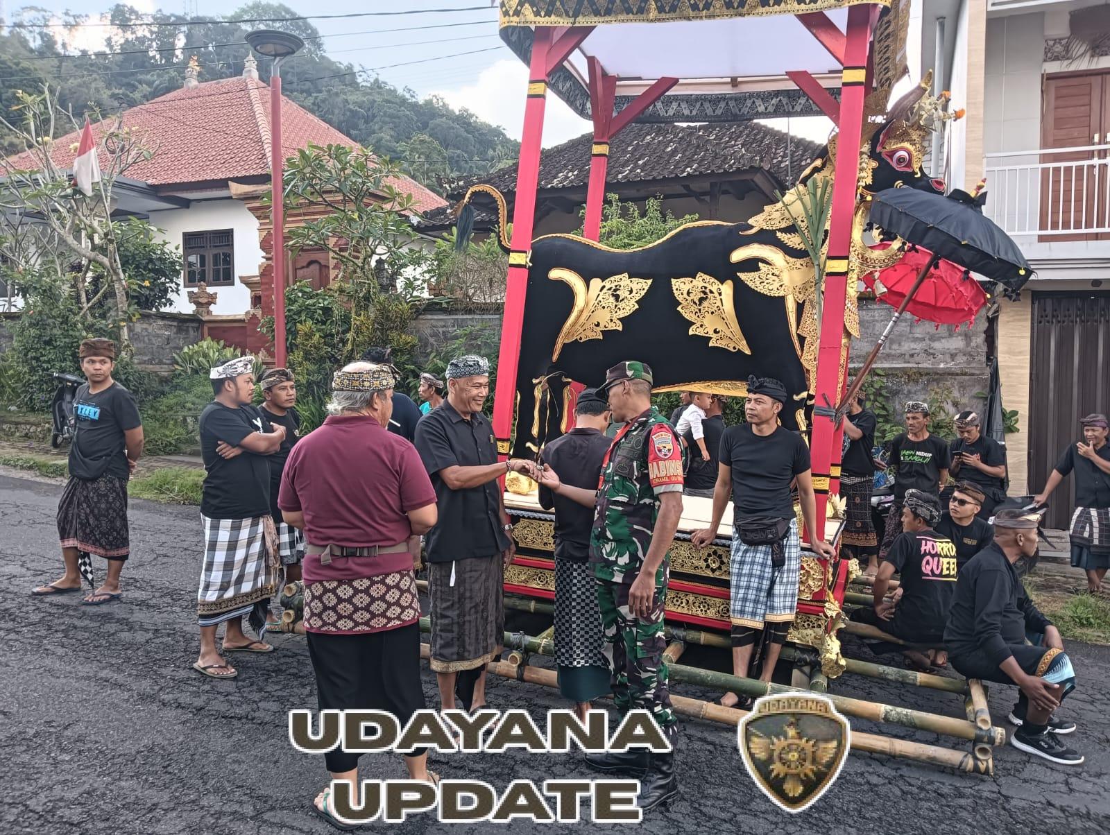 Babinsa Kelurahan Cempaga Hadir Berikan Rasa Aman pada Upacara Pitra Yadnya di Banjar Adat Brahmana Bukit
