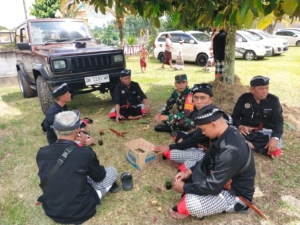 Wujudkan Kamtibmas, Babinsa Kayubihi Bersama Pecalang Laksanakan Komsos